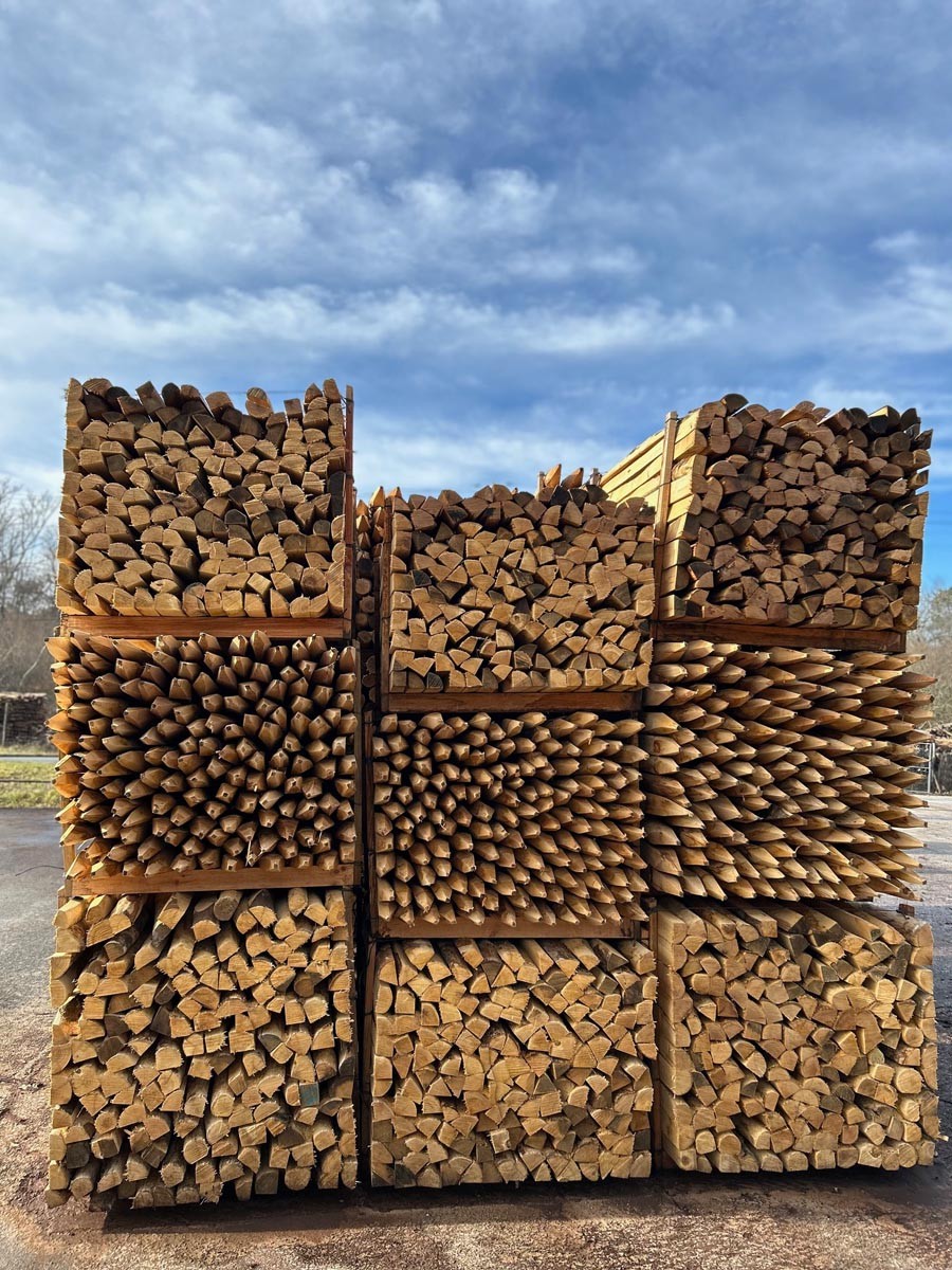 Quelle est la différence entre une clôture avec des piquets en châtaignier ou des piquets en acacia ?